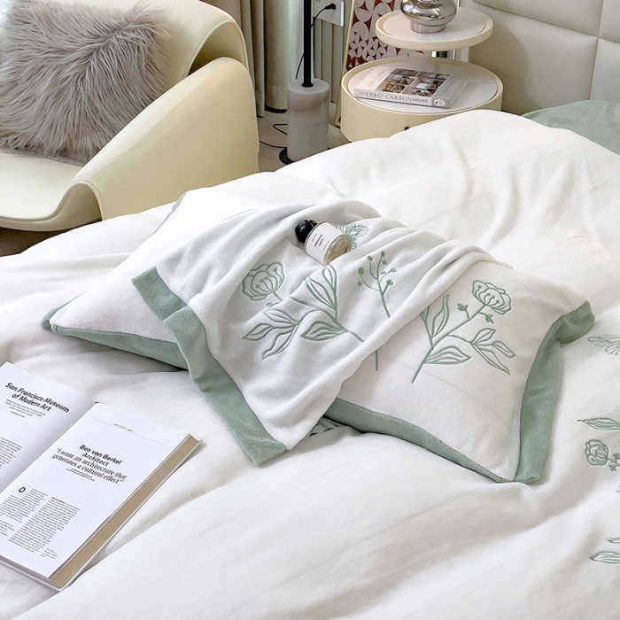 91家纺网 家纺一手货源 找家纺 （总）澳梵家居 2022新款牛奶绒刺绣春风花藻系列四件套