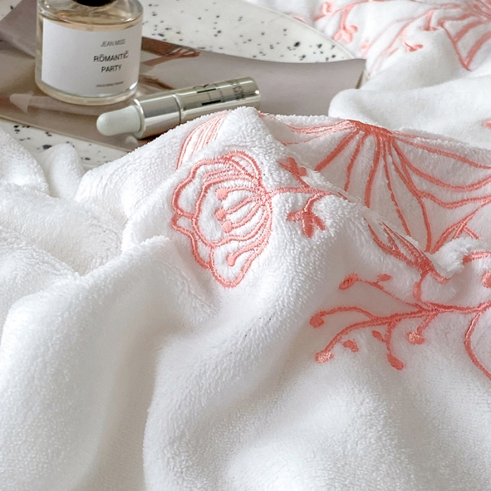 91家纺网 家纺一手货源 找家纺 澳梵家居 2022新款牛奶绒刺绣春风花藻系列四件套 春风花藻-粉