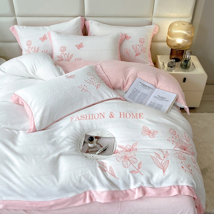 91家纺网 家纺一手货源 找家纺 澳梵家居 2022新款牛奶绒刺绣春风花藻系列四件套 春风花藻-粉