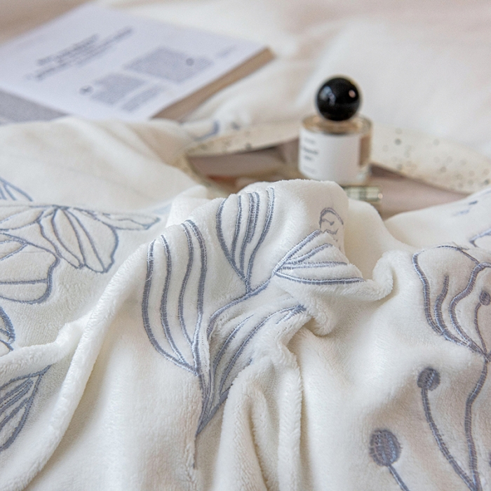 91家纺网 家纺一手货源 找家纺 澳梵家居 2022新款牛奶绒刺绣春风花藻系列四件套 春风花藻-灰