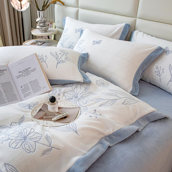 91家纺网 家纺一手货源 找家纺 澳梵家居 2022新款牛奶绒刺绣春风花藻系列四件套 春风花藻-灰