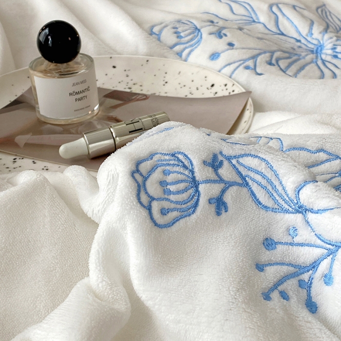 91家纺网 家纺一手货源 找家纺 澳梵家居 2022新款牛奶绒刺绣春风花藻系列四件套 春风花藻-蓝