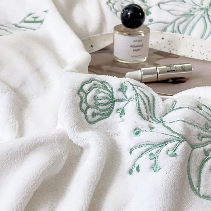 91家纺网 家纺一手货源 找家纺 澳梵家居 2022新款牛奶绒刺绣春风花藻系列四件套 春风花藻-绿