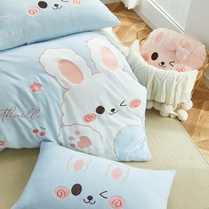 91家纺网 家纺一手货源 找家纺 （总）亲亲公主 2025新款牛奶绒卡通绣花四件套-可爱兔蓝色