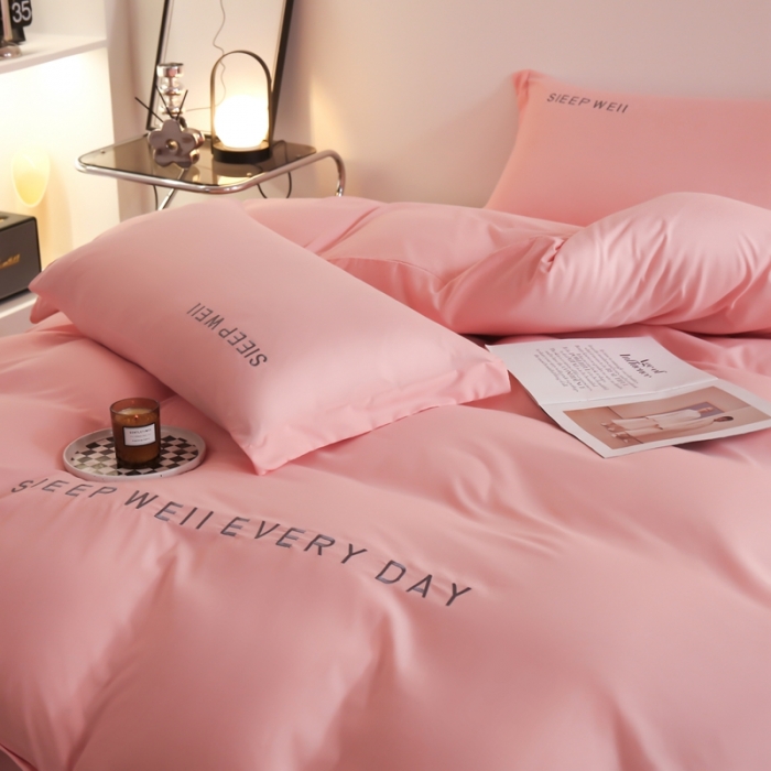 91家纺网 家纺一手货源 找家纺 啊雅家居2025纯色水洗磨毛亲肤绣花床单款床笠款四套件 奶粉