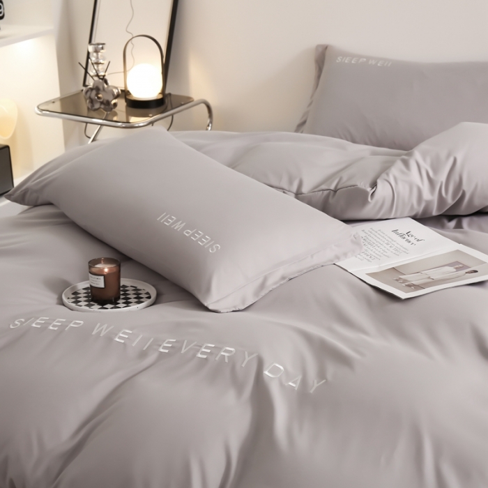 91家纺网 家纺一手货源 找家纺 啊雅家居2025新款纯色水洗磨毛亲肤绣花床单款床笠款四套件 奶浅灰