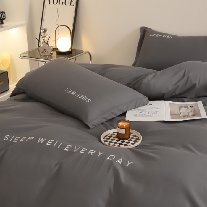 91家纺网 家纺一手货源 找家纺 啊雅家居2025新款纯色水洗磨毛亲肤绣花床单款床笠款四套件 奶深灰