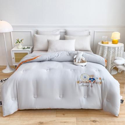 91家纺网 家纺一手货源 找家纺 青螺家纺2022新款熊豆豆绣花小太阳热芯大豆被 小熊灰