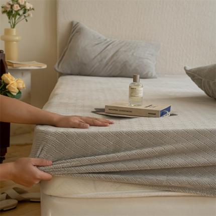 91家纺网 家纺一手货源 找家纺 总FORTWO 2022新款230克压花牛奶绒肌理纹单品床笠