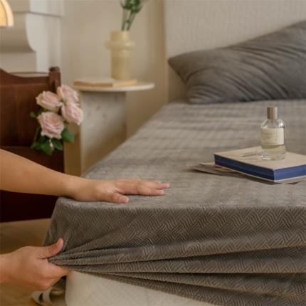 91家纺网 家纺一手货源 找家纺 总FORTWO 2022新款230克压花牛奶绒肌理纹单品床笠