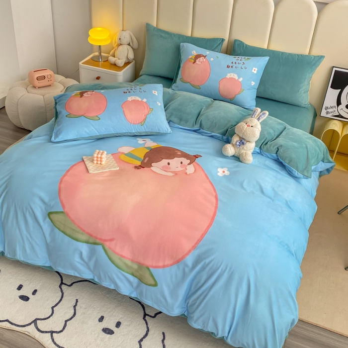 91家纺网 家纺一手货源 找家纺 博雅 2022新款婴儿绒大版印花系列四件套 桃子女孩