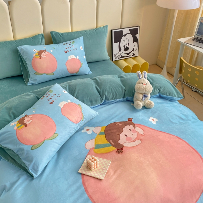 91家纺网 家纺一手货源 找家纺 博雅 2022新款婴儿绒大版印花系列四件套 桃子女孩