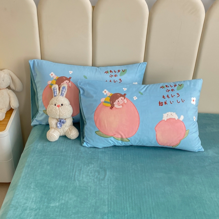 91家纺网 家纺一手货源 找家纺 博雅 2022新款婴儿绒大版印花系列四件套 桃子女孩