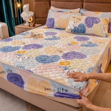 91家纺网 家纺一手货源 找家纺 美莱 2022年夹棉加厚牛奶绒床笠单件三件套直播爆款 熊熊花草米