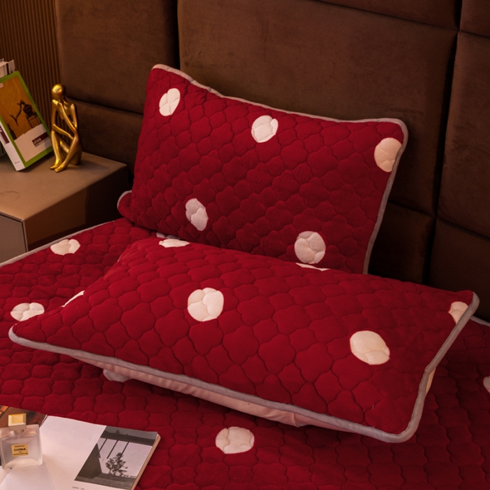 91家纺网 家纺一手货源 找家纺 美莱 2022年夹棉加厚牛奶绒床笠单件三件套直播爆款 波点红