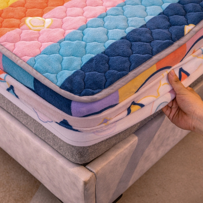 91家纺网 家纺一手货源 找家纺 美莱 2022年夹棉加厚牛奶绒床笠单件三件套直播爆款 彩虹兔