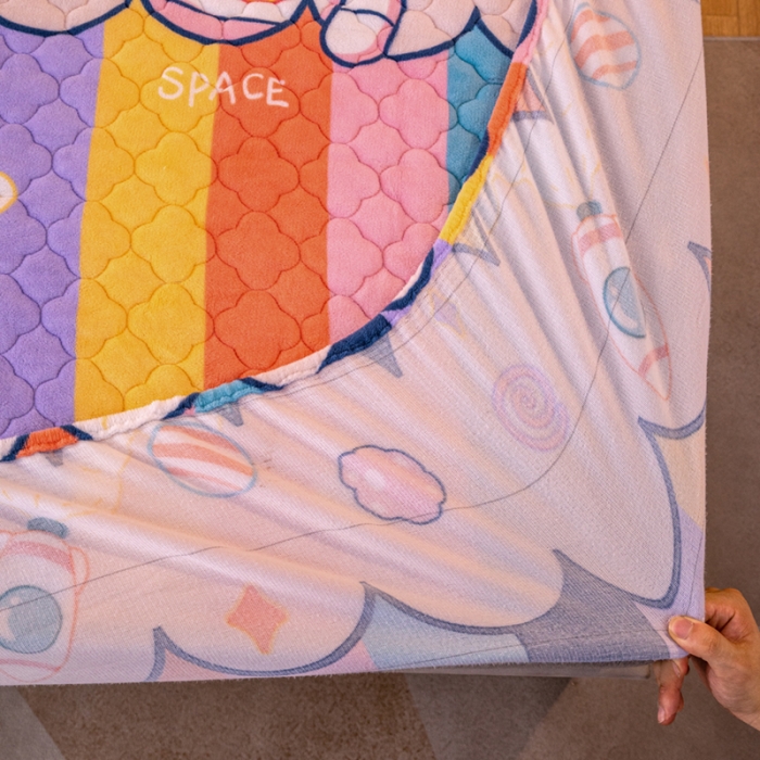 91家纺网 家纺一手货源 找家纺 美莱 2022年夹棉加厚牛奶绒床笠单件三件套直播爆款 彩虹兔