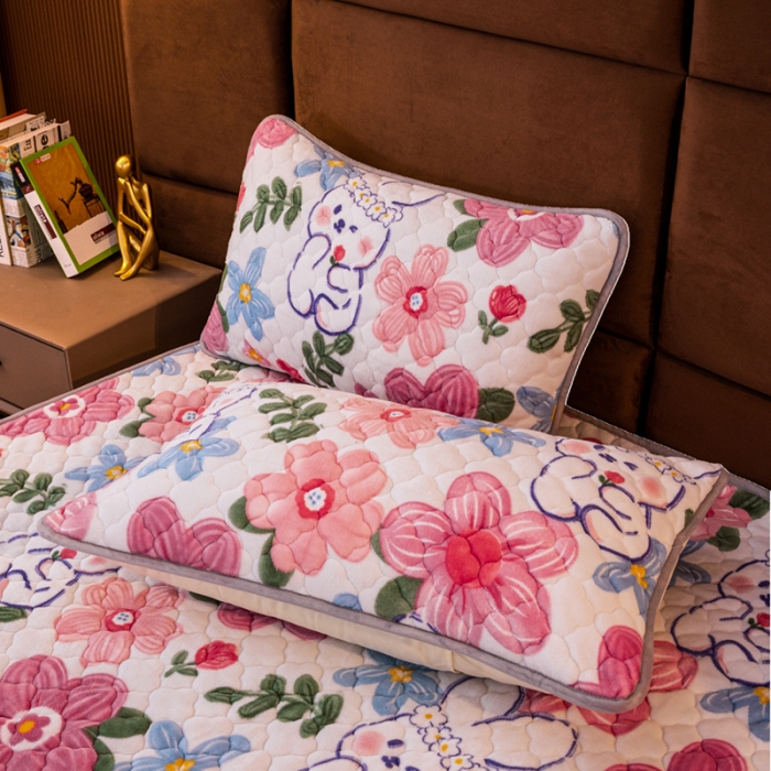 91家纺网 家纺一手货源 找家纺 美莱 2022年夹棉加厚牛奶绒床笠单件三件套直播爆款 彩心兔