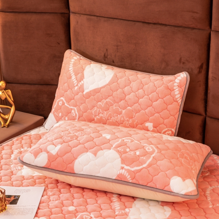 91家纺网 家纺一手货源 找家纺 美莱 2022年夹棉加厚牛奶绒床笠单件三件套直播爆款 粉心小熊