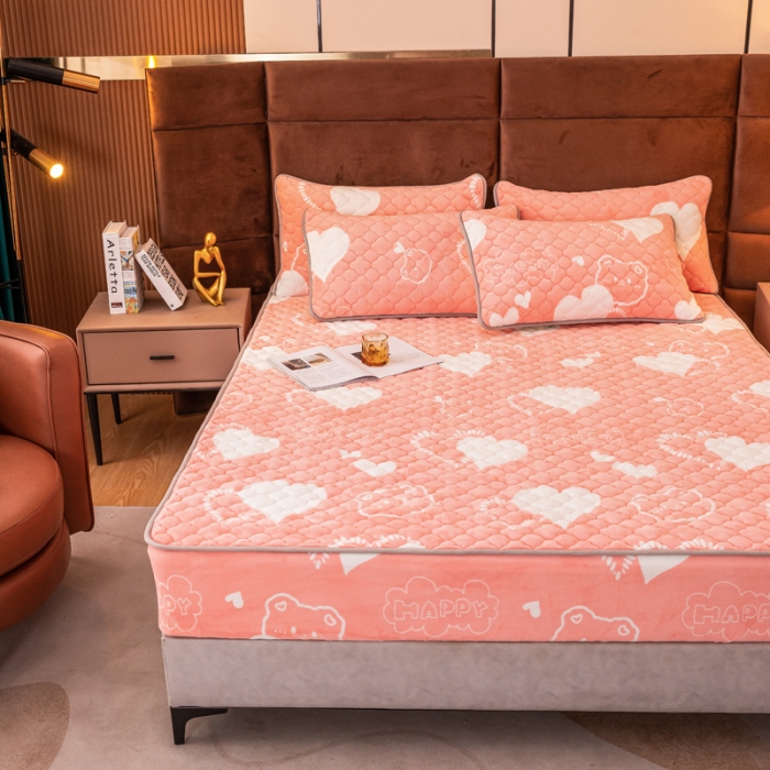 91家纺网 家纺一手货源 找家纺 美莱 2022年夹棉加厚牛奶绒床笠单件三件套直播爆款 粉心小熊