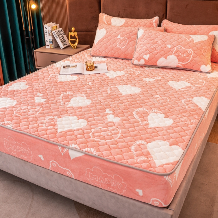 91家纺网 家纺一手货源 找家纺 美莱 2022年夹棉加厚牛奶绒床笠单件三件套直播爆款 粉心小熊