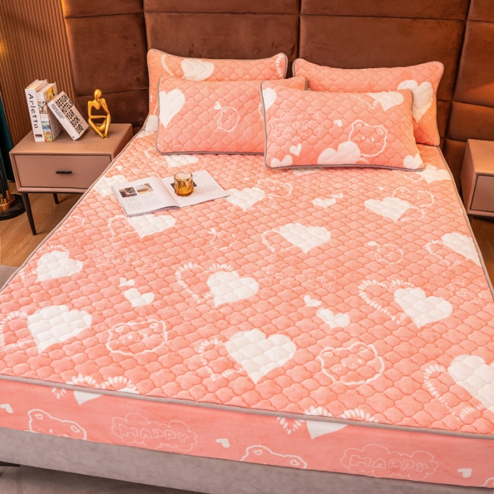 91家纺网 家纺一手货源 找家纺 美莱 2022年夹棉加厚牛奶绒床笠单件三件套直播爆款 粉心小熊