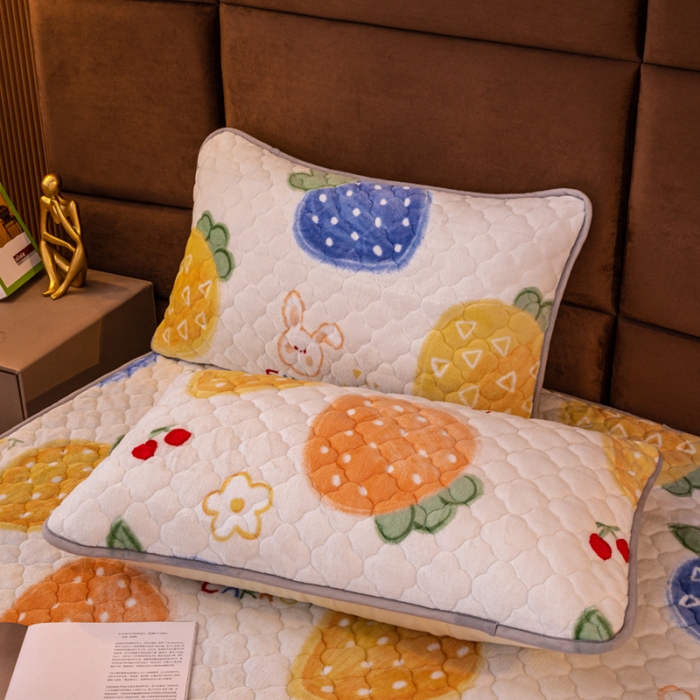 91家纺网 家纺一手货源 找家纺 美莱 2022年夹棉加厚牛奶绒床笠单件三件套直播爆款 奶油草莓