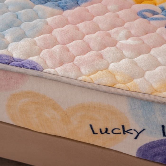 91家纺网 家纺一手货源 找家纺 美莱 2022年夹棉加厚牛奶绒床笠单件三件套直播爆款 熊熊花草米