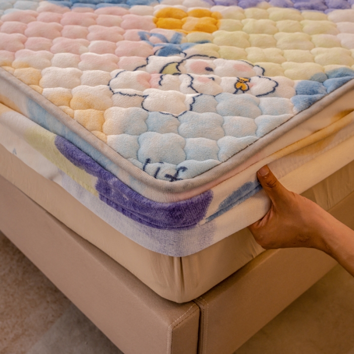 91家纺网 家纺一手货源 找家纺 美莱 2022年夹棉加厚牛奶绒床笠单件三件套直播爆款 熊熊花草米