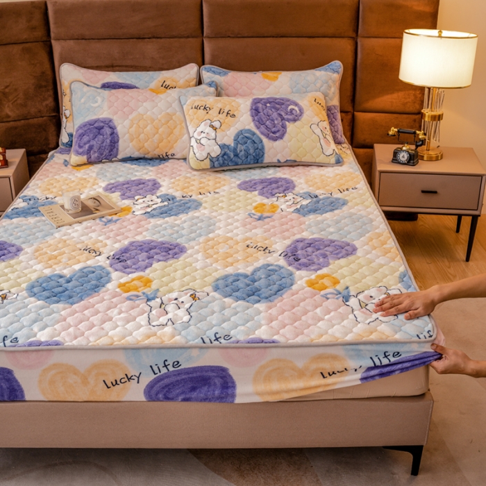 91家纺网 家纺一手货源 找家纺 美莱 2022年夹棉加厚牛奶绒床笠单件三件套直播爆款 熊熊花草米