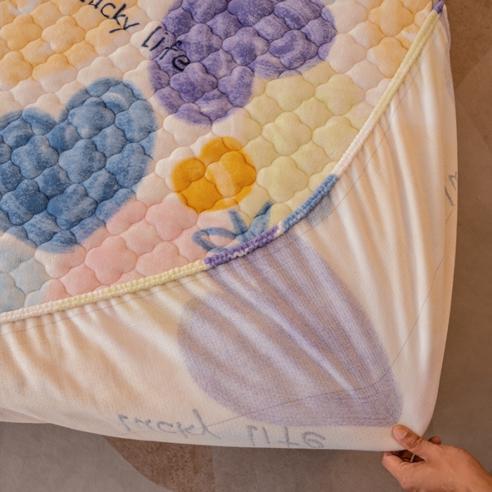 91家纺网 家纺一手货源 找家纺 美莱 2022年夹棉加厚牛奶绒床笠单件三件套直播爆款 熊熊花草米