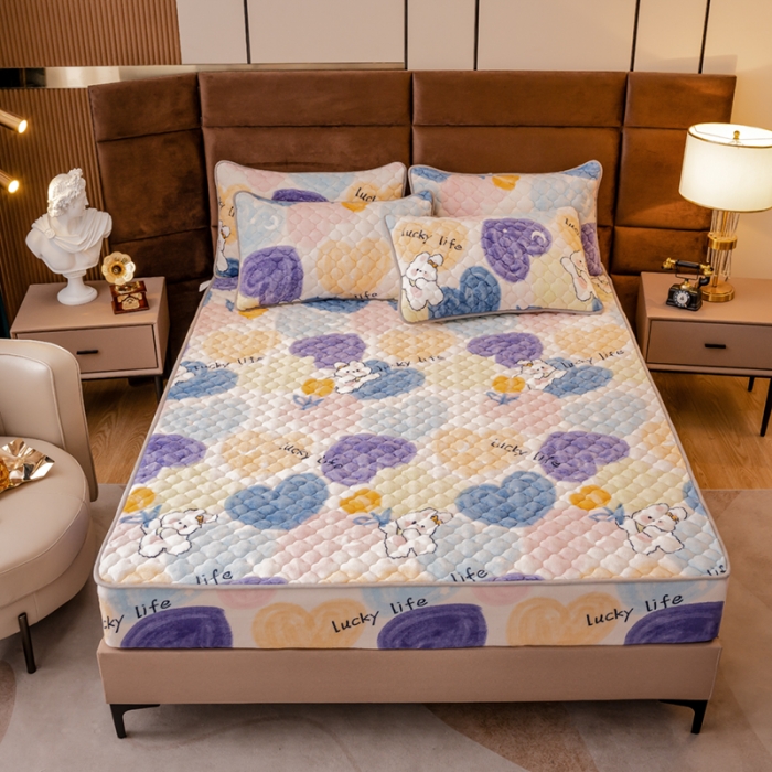 91家纺网 家纺一手货源 找家纺 美莱 2022年夹棉加厚牛奶绒床笠单件三件套直播爆款 熊熊花草米