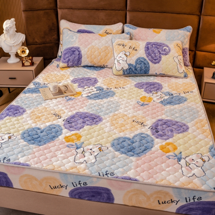 91家纺网 家纺一手货源 找家纺 美莱 2022年夹棉加厚牛奶绒床笠单件三件套直播爆款 熊熊花草米