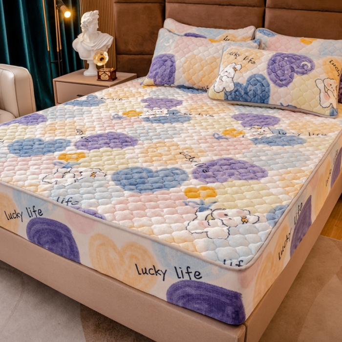 91家纺网 家纺一手货源 找家纺 美莱 2022年夹棉加厚牛奶绒床笠单件三件套直播爆款 熊熊花草米