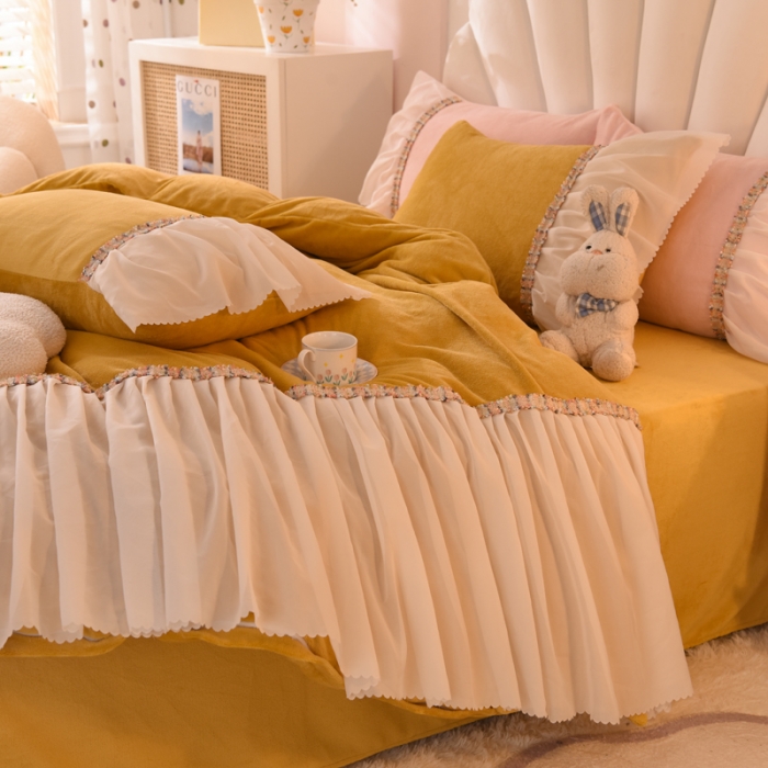 91家纺网 家纺一手货源 找家纺 艾米家居 2022秋冬新款牛奶绒花边四件套爱莎系列 黄色