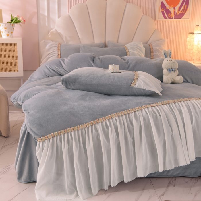 91家纺网 家纺一手货源 找家纺 艾米家居 2022秋冬新款牛奶绒花边四件套爱莎系列 灰色