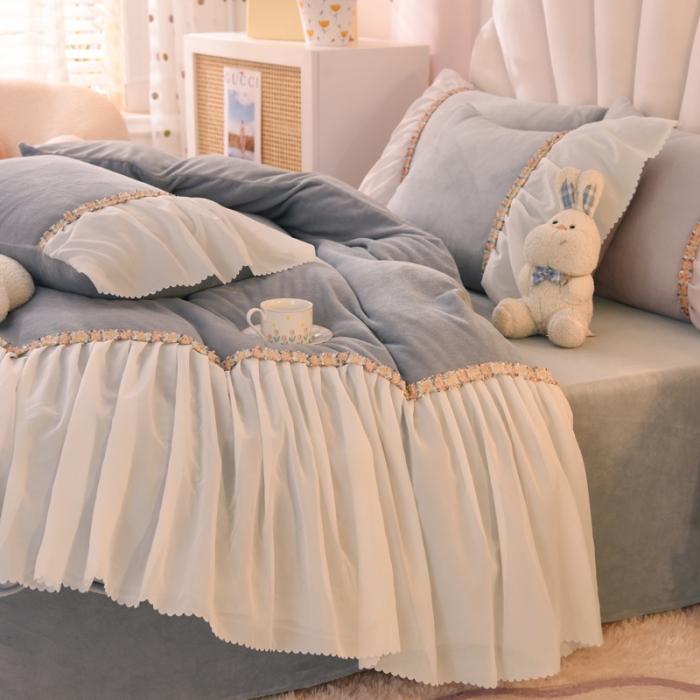 91家纺网 家纺一手货源 找家纺 艾米家居 2022秋冬新款牛奶绒花边四件套爱莎系列 灰色