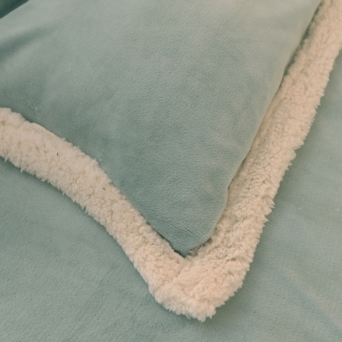 91家纺网 家纺一手货源 找家纺 艾米家居  2022秋冬新款羊羔绒拼牛奶绒系列 豆绿
