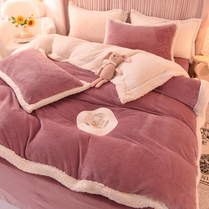 91家纺网 家纺一手货源 找家纺 艾米家居  2022秋冬新款羊羔绒拼牛奶绒系列 梅紫色