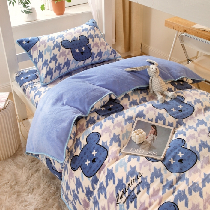 91家纺网 家纺一手货源 找家纺 金鑫汇 2022新款牛奶绒学生上下铺三件套 绅士熊-兰