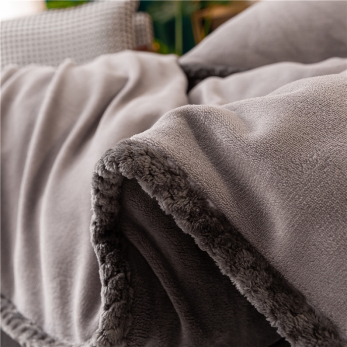 91家纺网 家纺一手货源 找家纺 吾诺 2022新款双拼色二合一冬被 双拼浅灰风格二