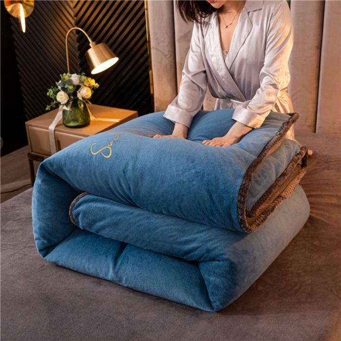 91家纺网 家纺一手货源 找家纺 吾诺 2022新款双拼色二合一牛奶绒冬被 双拼中蓝