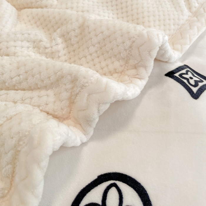 91家纺网 家纺一手货源 找家纺 慕尚 2022爆款牛奶绒贝贝绒夹棉3层加厚毛毯 加厚毯-潮熊