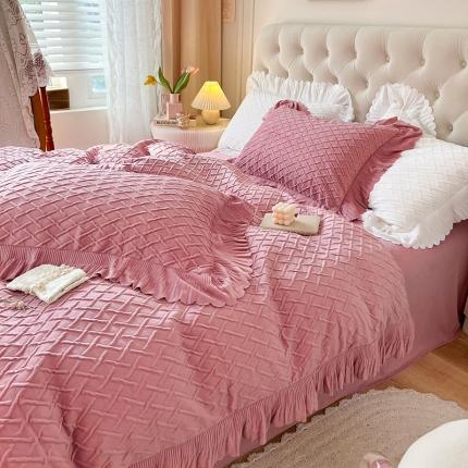 91家纺网 家纺一手货源 找家纺 惯盈高克重水晶绒宝宝绒四件套压泡荷叶边四件套-泡泡格红豆沙