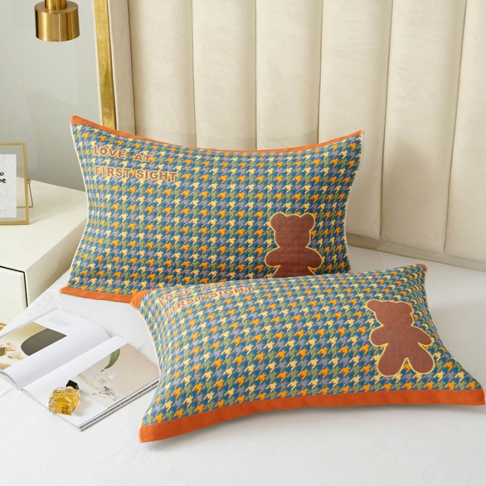 91家纺网 家纺一手货源 找家纺 朴尔 新款全棉四层纱布色织提花宽边枕巾系列千鸟小熊-蓝一对装