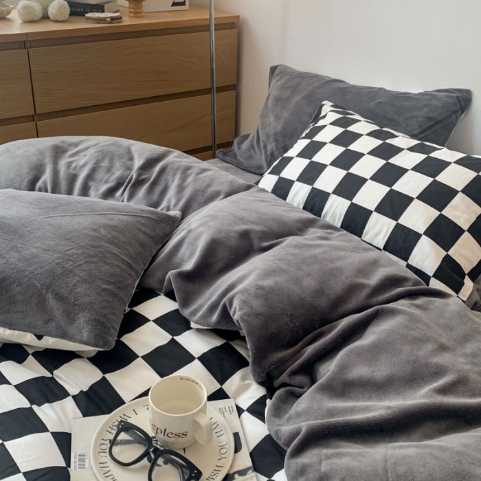91家纺网 家纺一手货源 找家纺 梦家居 2022新款秋冬新品全棉加牛奶绒四件套 棋盘格黑绒