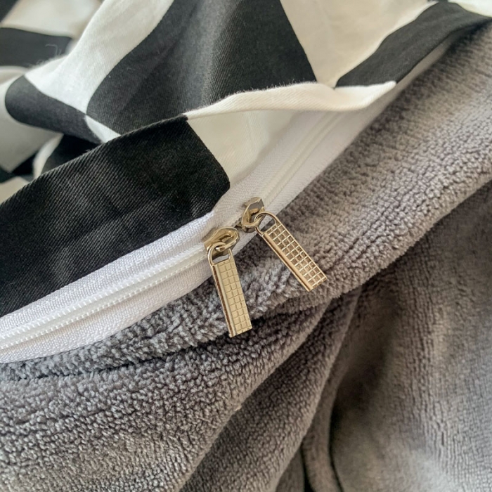 91家纺网 家纺一手货源 找家纺 梦家居 2022新款秋冬新品全棉加牛奶绒四件套 棋盘格黑绒