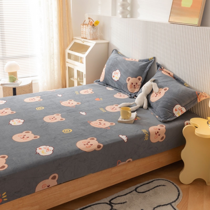 91家纺网 家纺一手货源 找家纺 梦家居 2022新款秋冬新款牛奶绒单床笠 可爱小熊