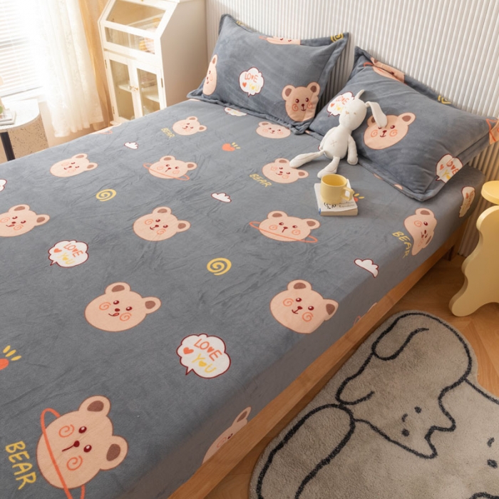 91家纺网 家纺一手货源 找家纺 梦家居 2022新款秋冬新款牛奶绒单床笠 可爱小熊