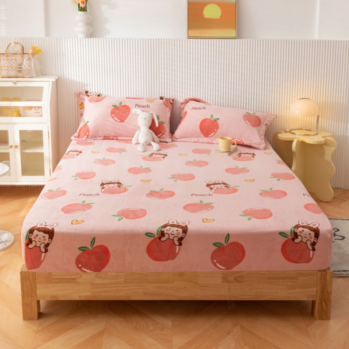 91家纺网 家纺一手货源 找家纺 梦家居 2022新款秋冬新款牛奶绒单床笠 桃子女孩